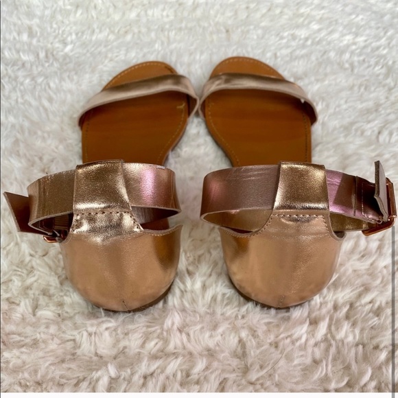 THE CUTEST Rose Gold Metallic Flat Sandals 🤍 - Picture 2 of 4